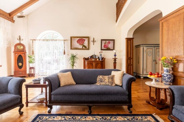 Federal-Style-Living-Room-iStock-1056284270-768x512
