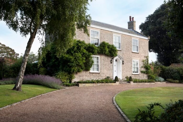 Georgian-Home-Exterior-iStock-184384699-768x512